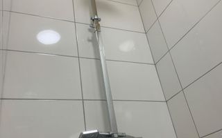 Garsonieră renovată cu baie proprie – zona Hotel Royal, - Poză 3