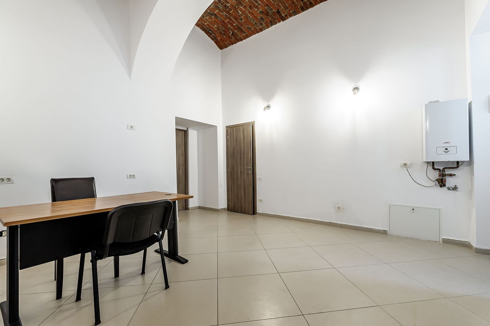 Apartament ultracentral Arad. Pretabil pentru birou. - Poză 3