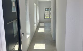 Jumătate de duplex premium, 120 mp utili, teren 256 mp, garaj și 3 dor - Poză 2