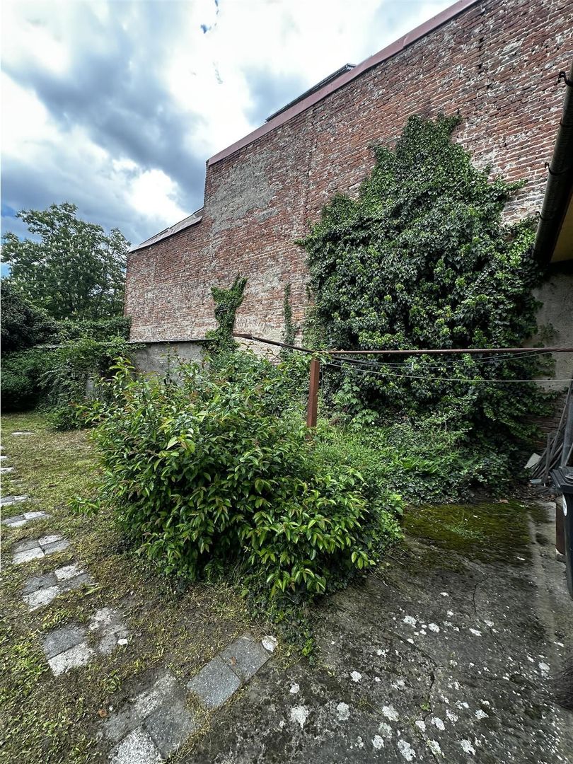 Casa Ultracentral dublu front acces auto - Poză 2