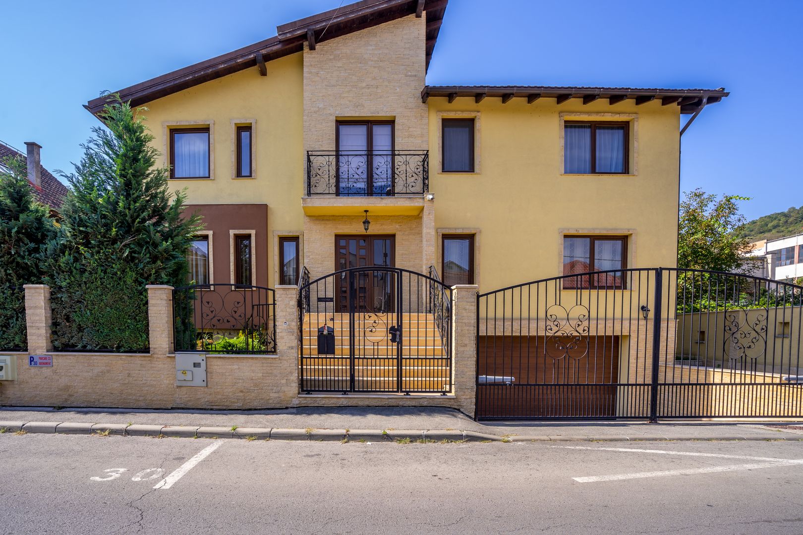 9 camere, 5 bai, spatiu hobby, gradina, garaj,locatie buna - Poză 1