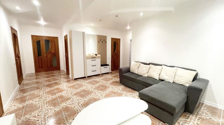 Apartament Centru! 90 m2! 2 + living! - Poză 2