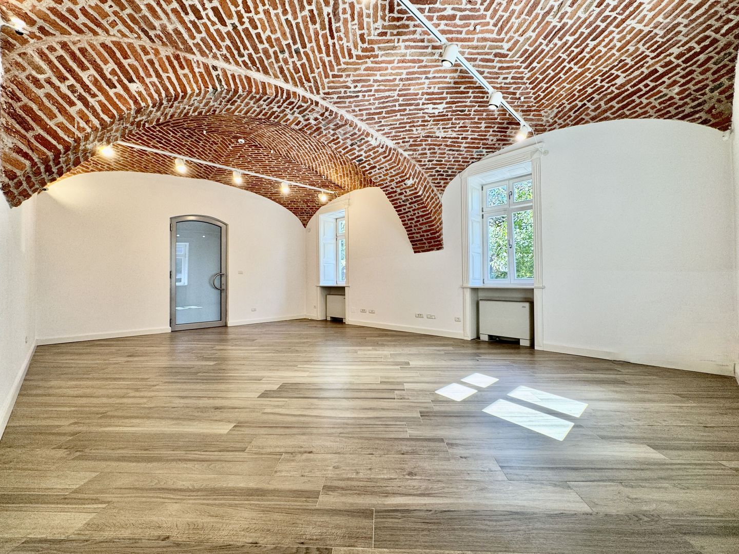 Spatiu birou in cladire istorica restaurata - Poză 10