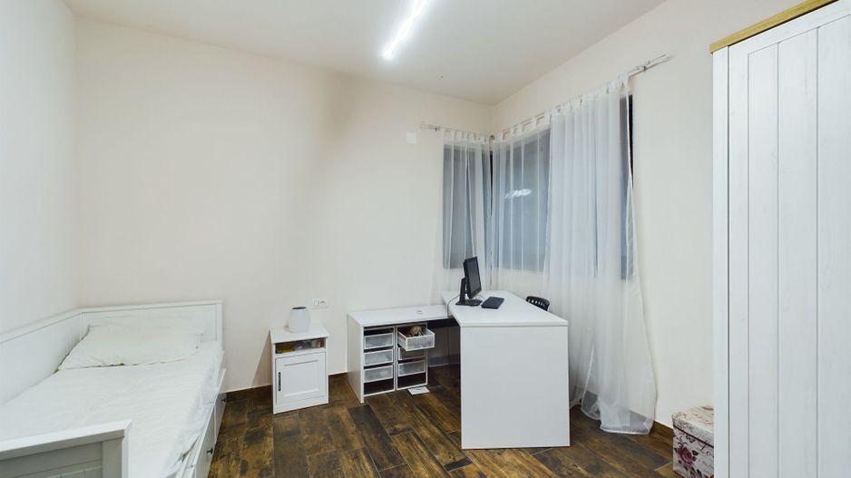 Casă modernă cu piscină încălzită în zona Tivoli - Poză 17