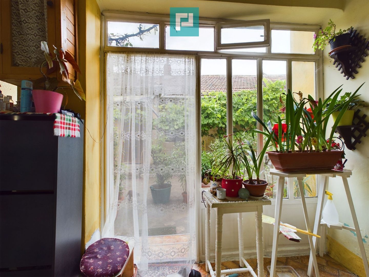 Apartament la casă cu 4 camere în Pârneava - Poză 1