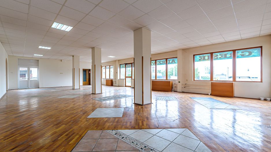 Imobil spațiu comercial și 11 apartamente - Poză 1