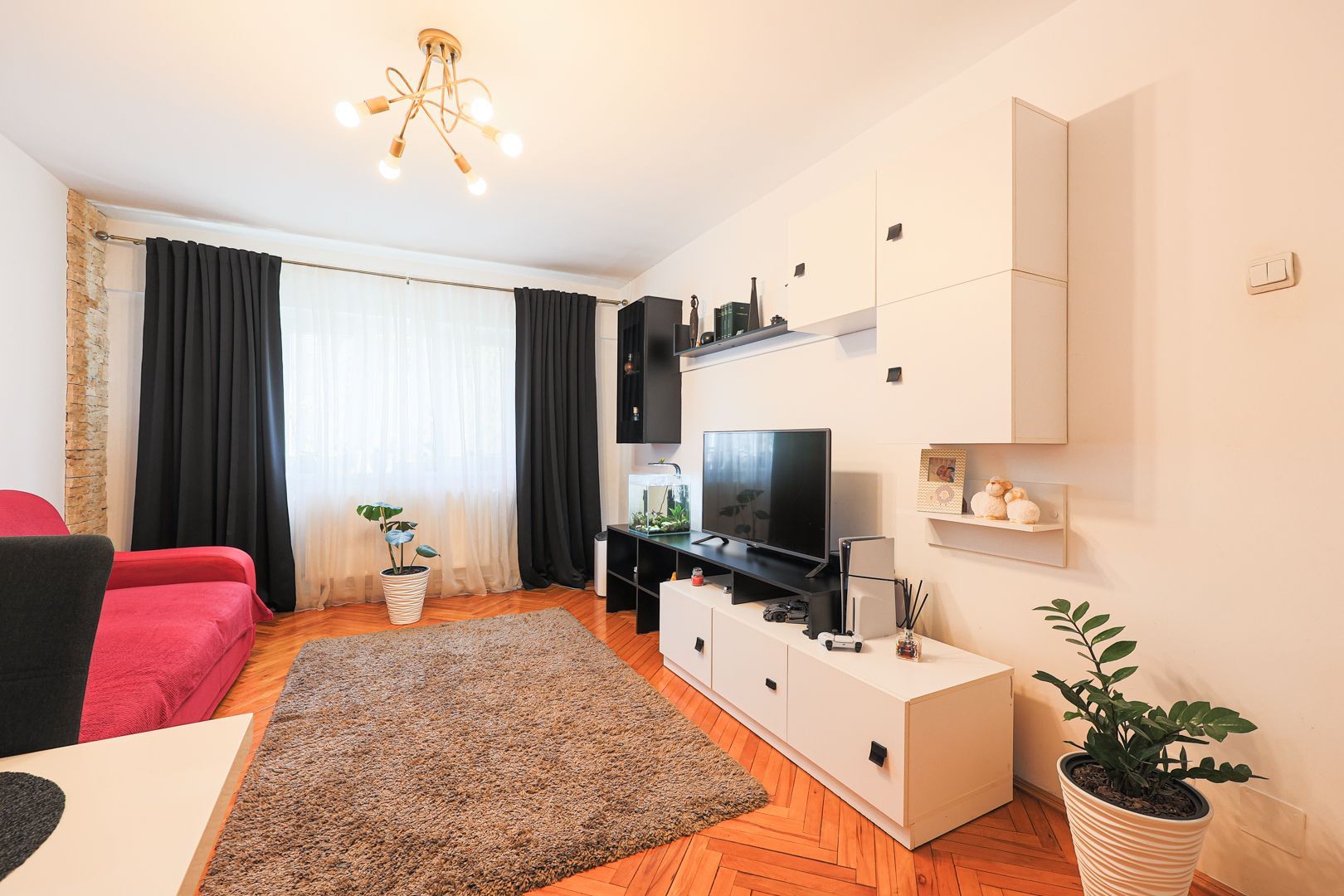 VÂNDUT! Apartament, 3 camere, Etajul 2 în Micalaca, Zona Orizont. - Poză 2