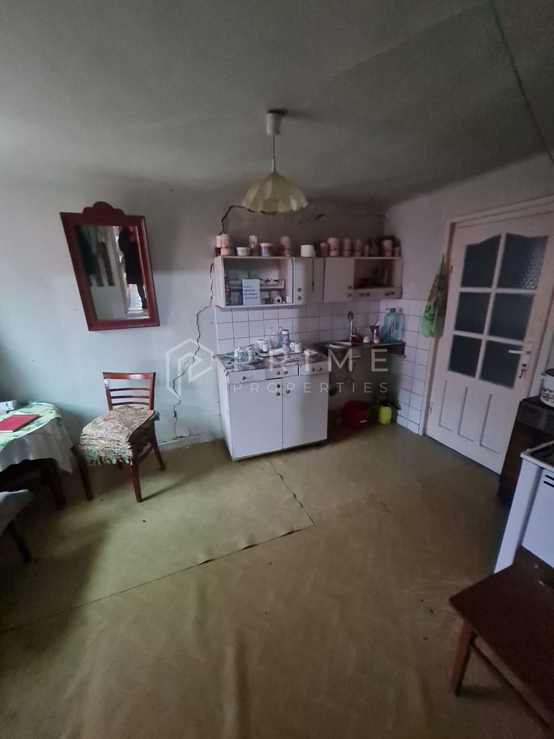 Casă cu teren de 1.000 m² – utilități complete, ideală pentru renovare - Poză 3