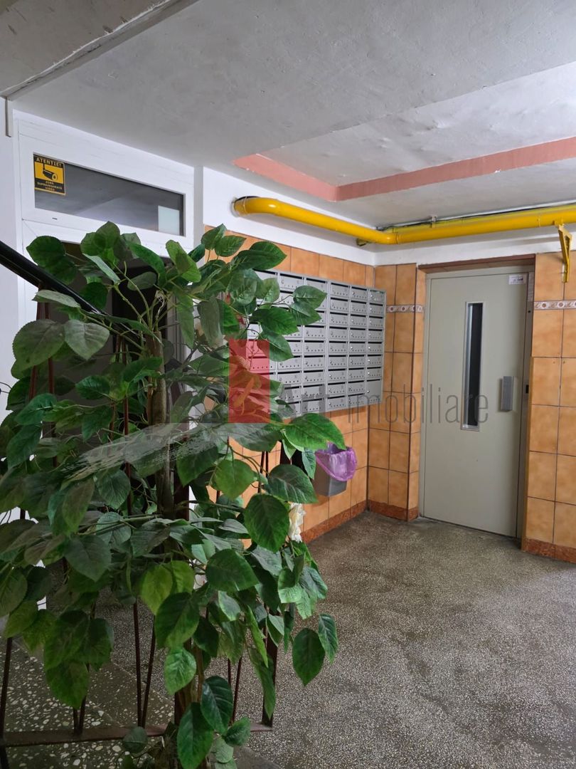 Apartament spațios cu 4 camere Crangasi - Poză 16