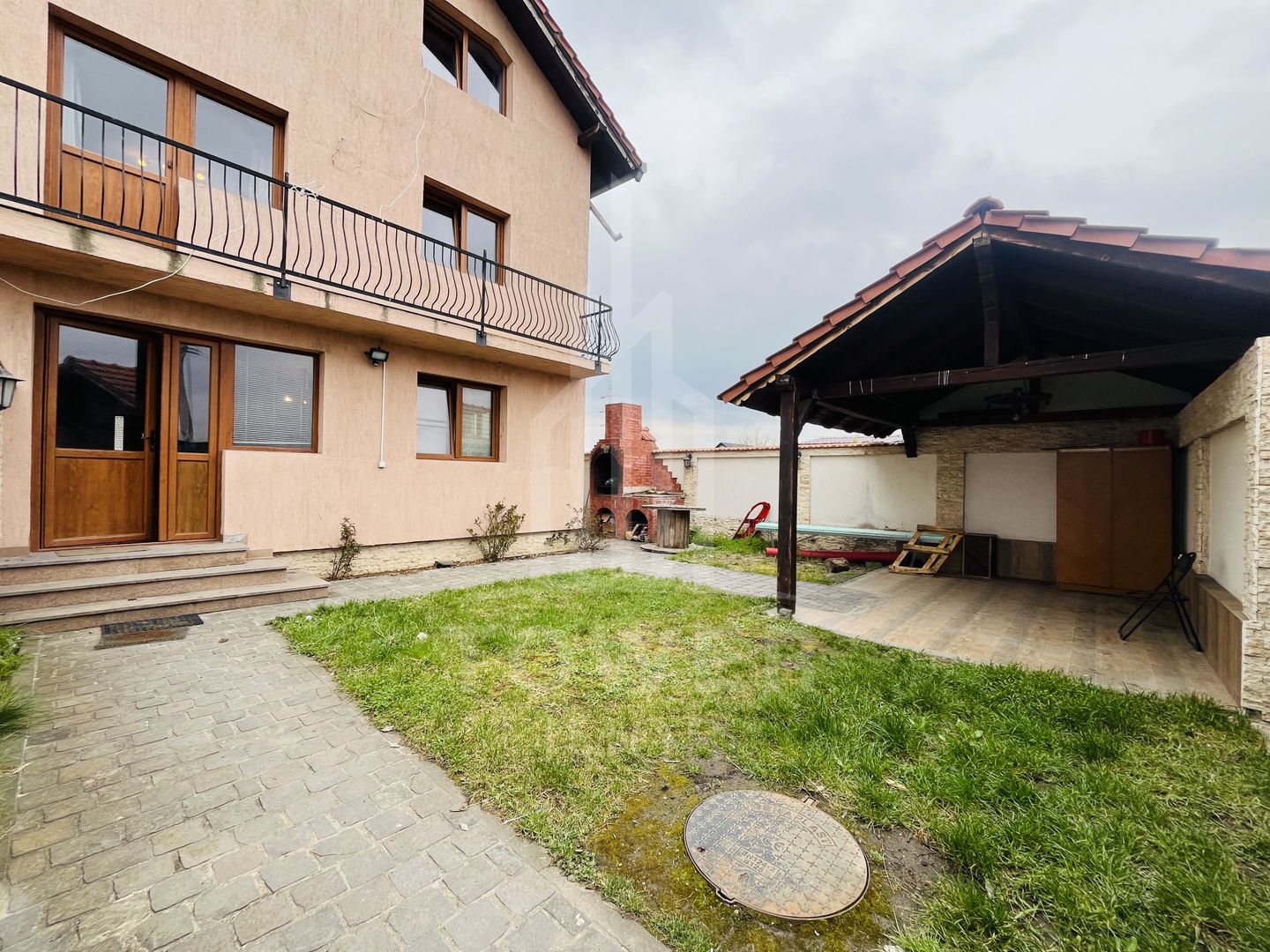 Casă de închiriat-Veterani - Poză 1