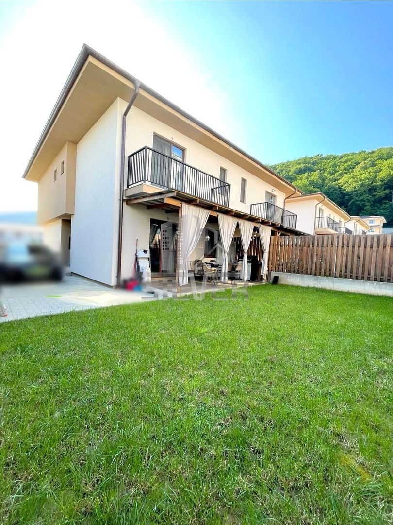 Casa tip duplex la 5 minute de Baza Sportiva. - Poză 1