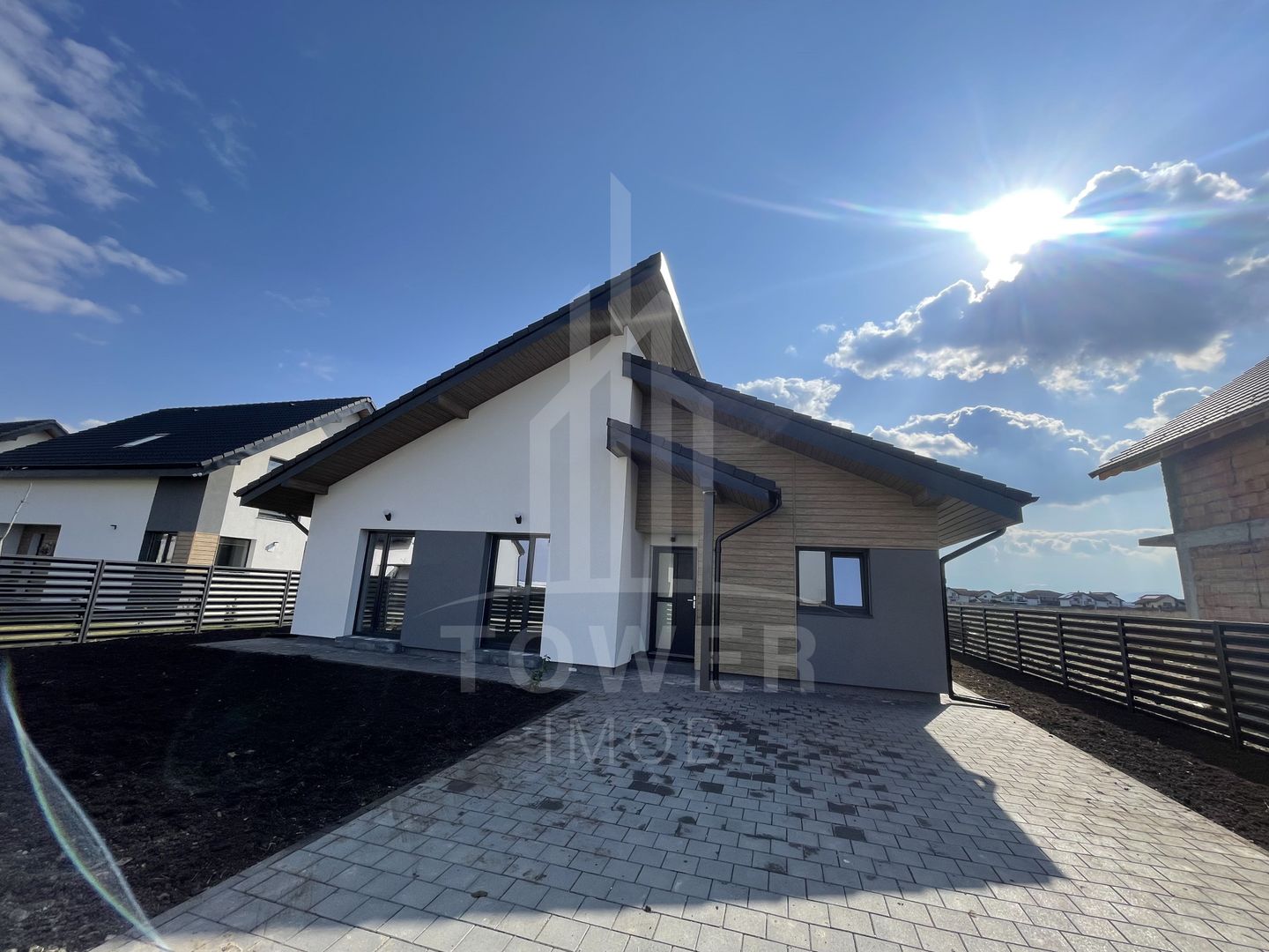 Casă pe un singur nivel INDEPENDENTĂ ENERGETIC - Cartier NOU - Poză 1