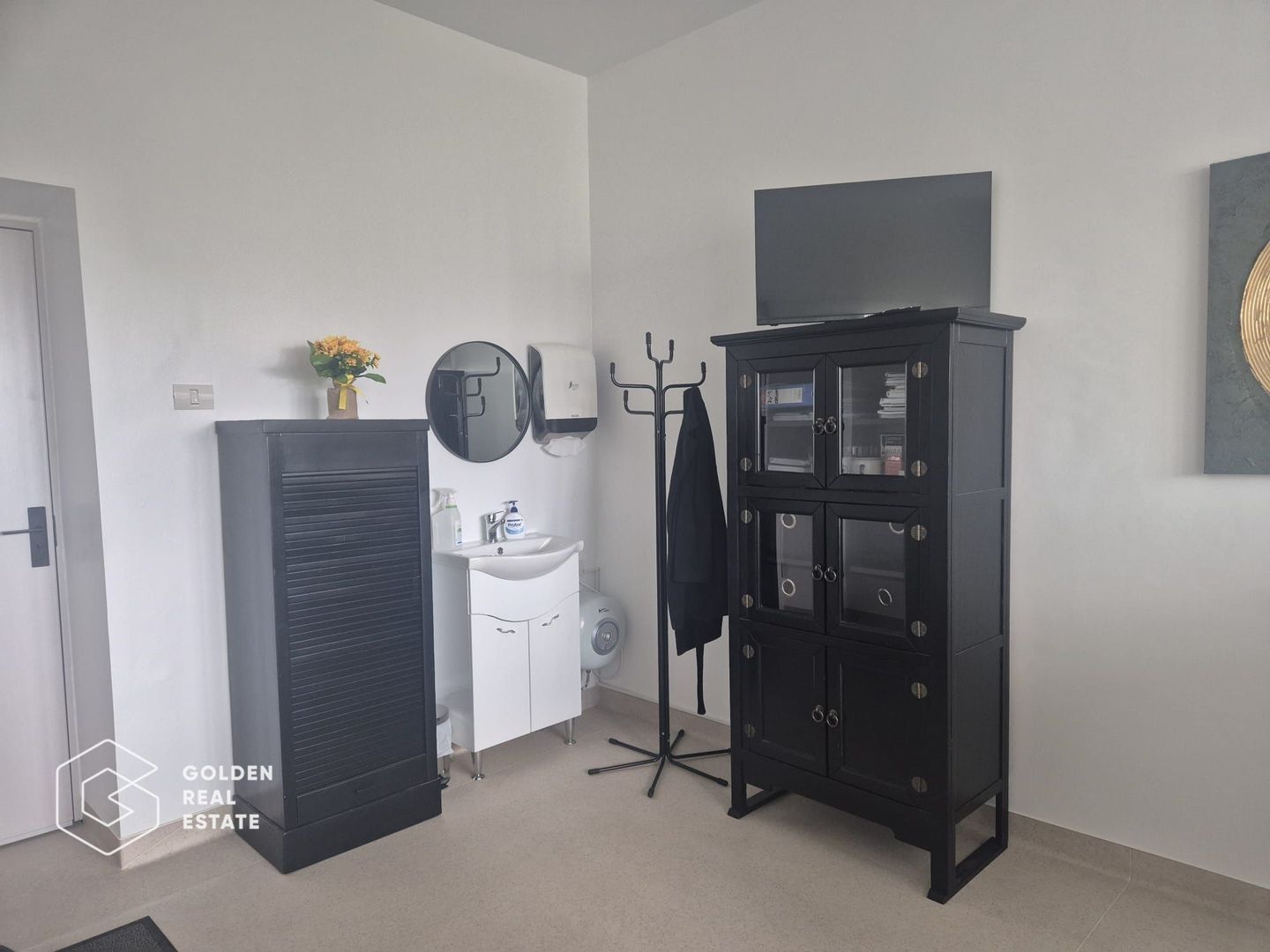 Cabinet medical ultracentral, renovat recent în Policlinica Municipala - Poză 2