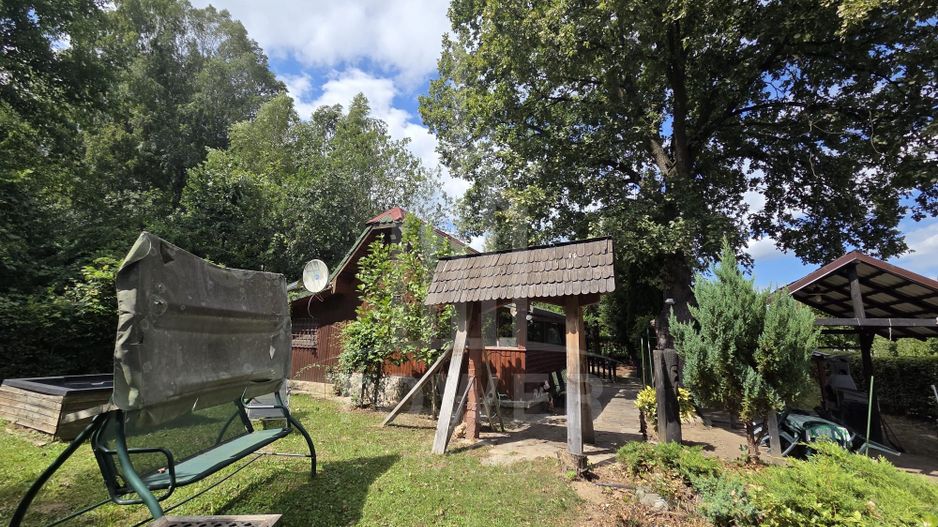 Teren deosebit cu cabană din lemn, Tocile – locație liniștită - Poză 8