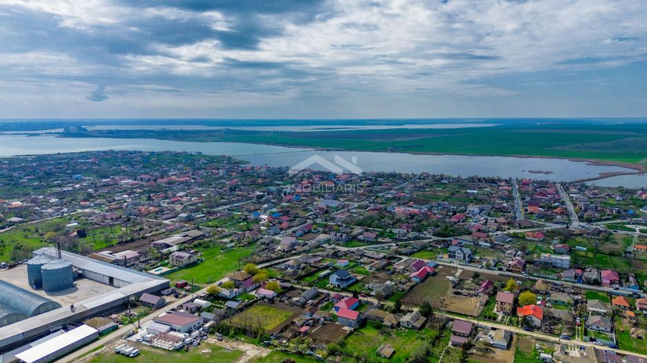 Casă modernă cu 5 camere, garaj și curte mare, mobilată in Corbu - Poză 19