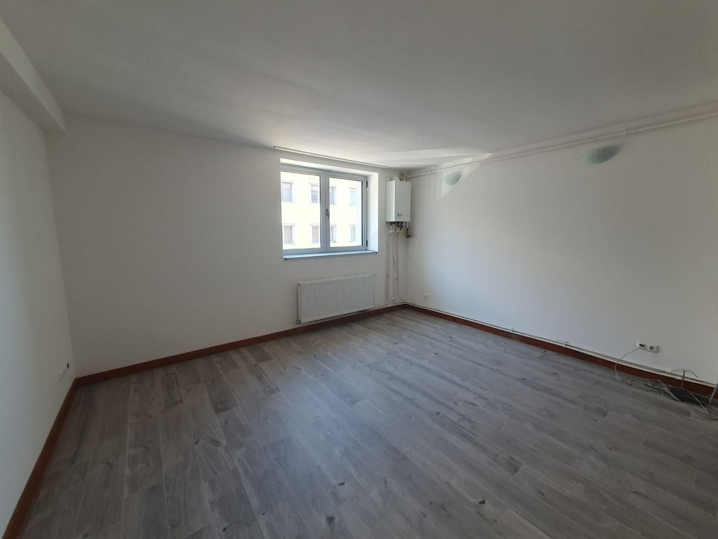 BRASADAS vinde garsoniera la etajul 2/4 pe B-dul Closca. - Poză 2