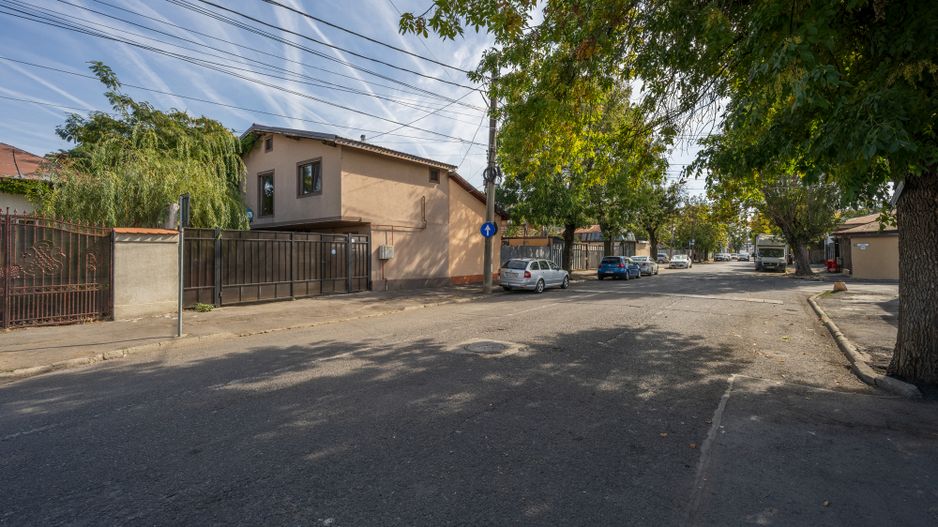 Două case. O singură curte. Mai multe feluri de a spune „acasă” - Poză 33