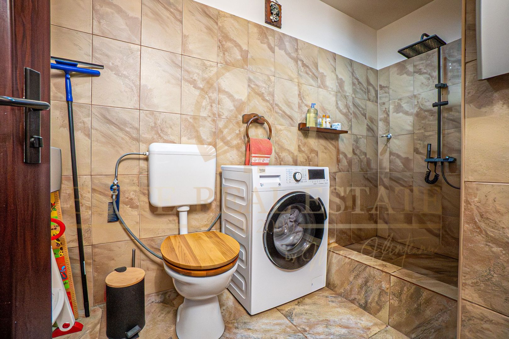 Casa De Vanzare in Palazu Mare - Teren de 455 mp cu Piscina si Garaj - Poză 16