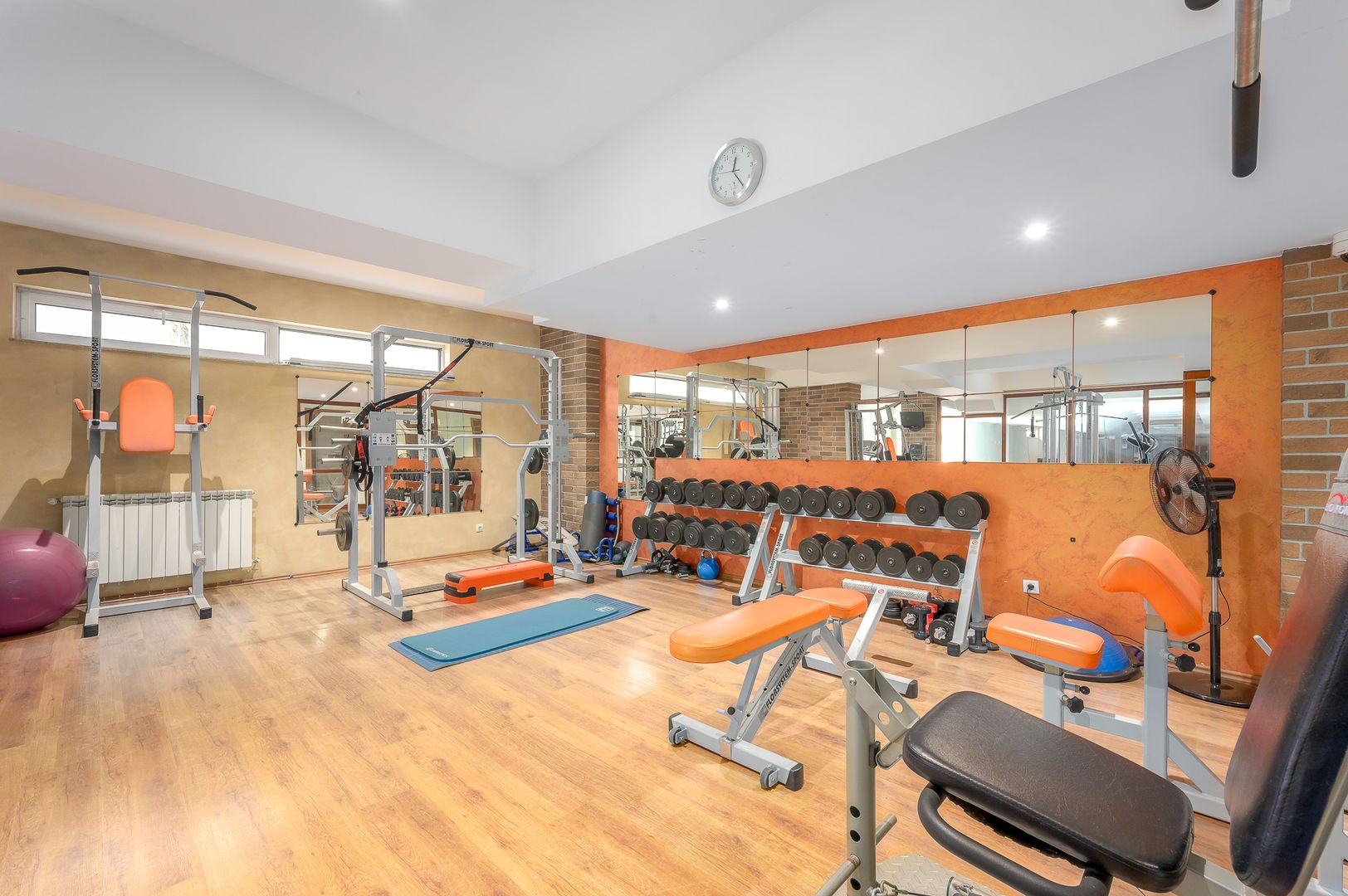 4 camere| semineu| piscina interioara | sauna | sala de sport| parcare - Poză 24