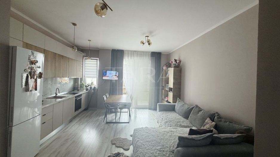 De vânzare apartament modern cu 2 camere și balcon generos – Zona VIVO - Poză 1