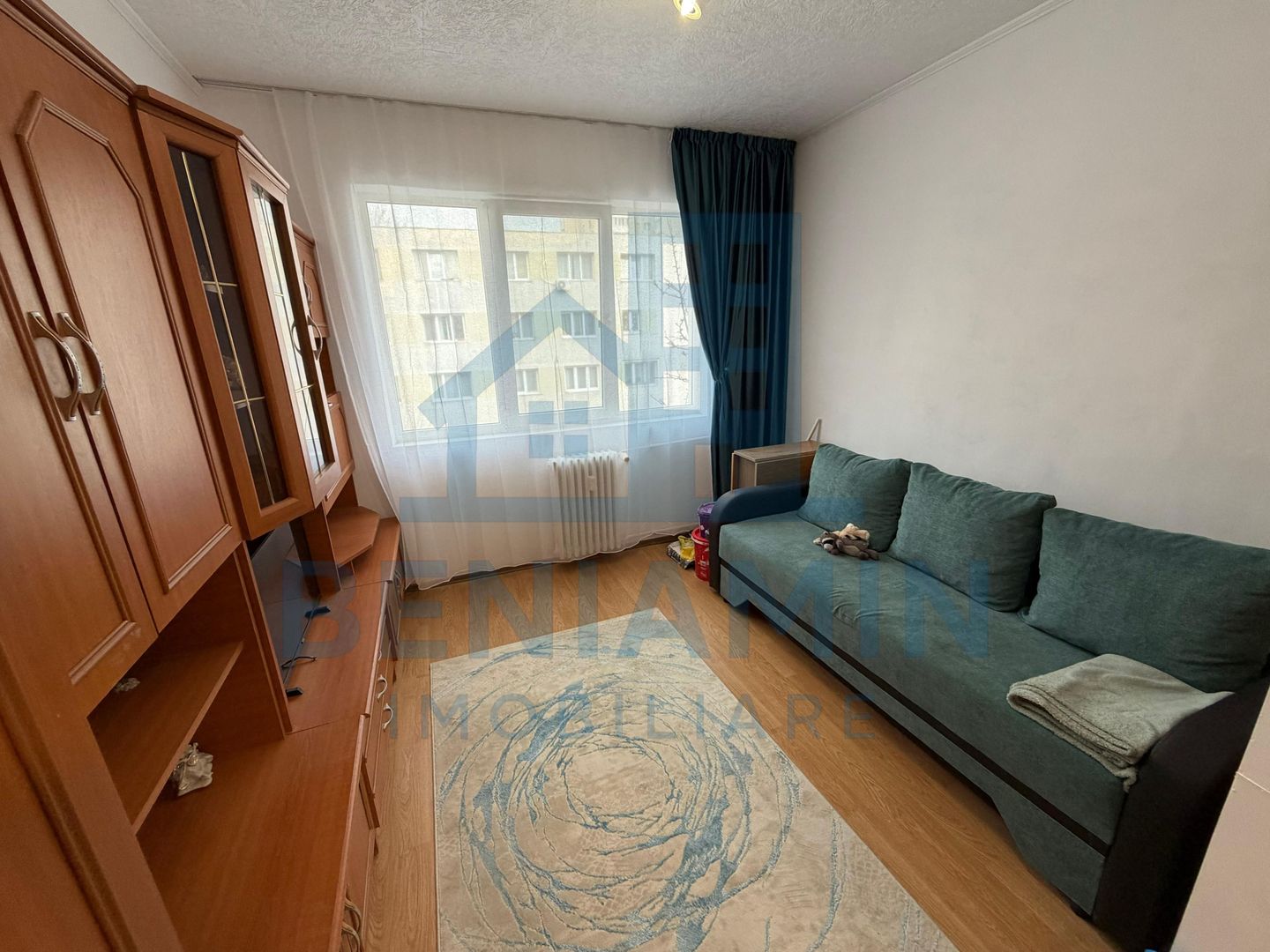 Garsoniera 21mp cartier Tractorul la etajul 2 cu baie si bucatarie - Poză 3