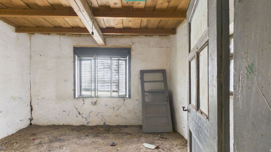 Casă modestă cu 3 camere de renovat în Mișca - Poză 7