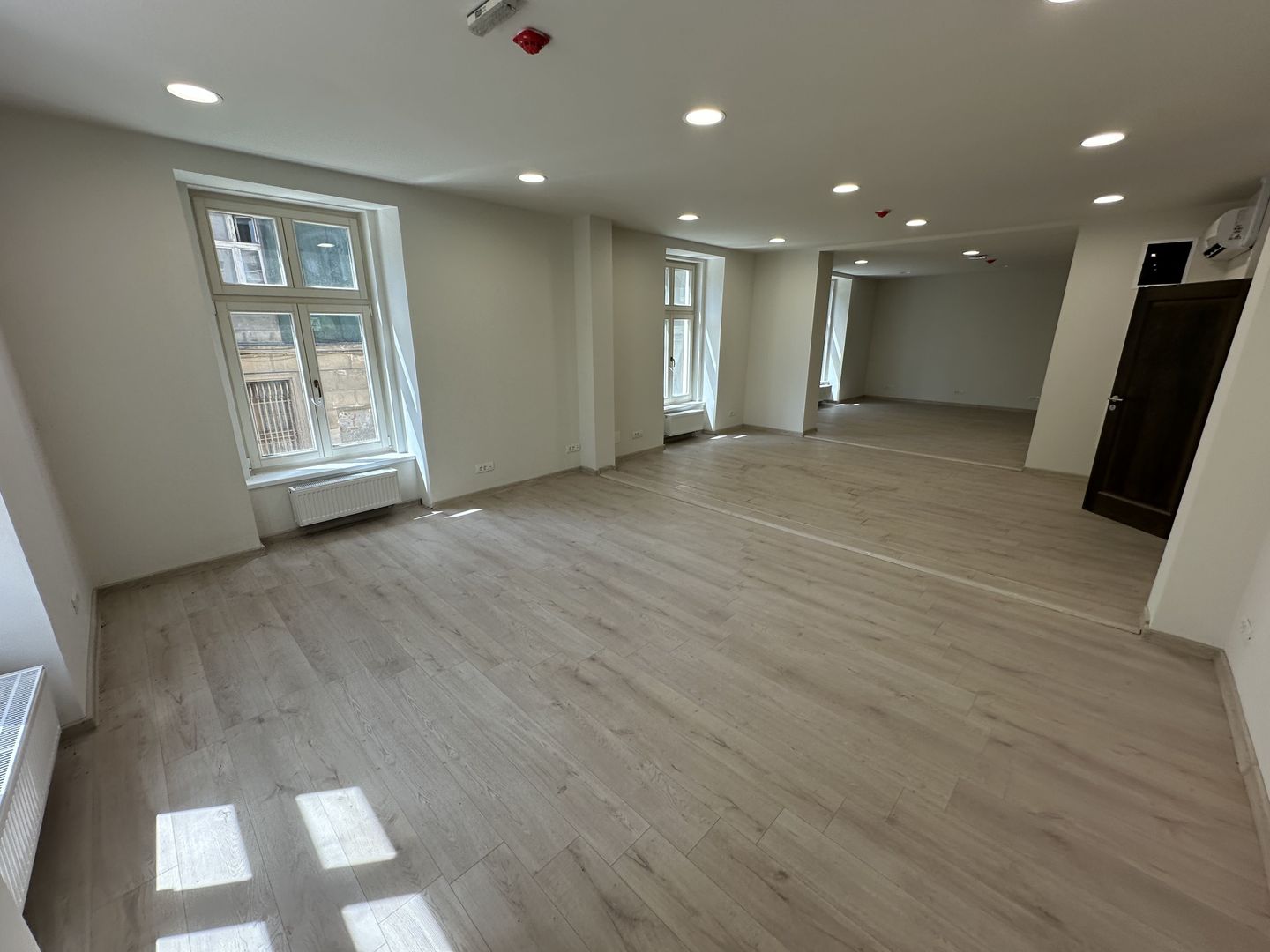 Saptii de birouri Ultracentral supraf. de la 28pana la125 mp - Poză 2