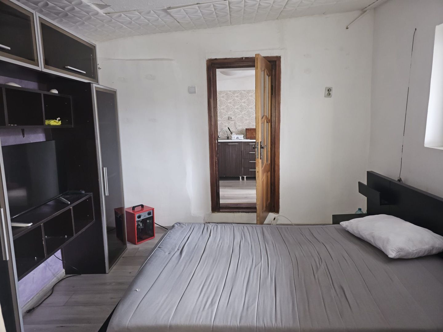 Casa 35 mp cu curte 300 mp, Micro 17 – Str. Oltului, 250 euro lunar - Poză 3