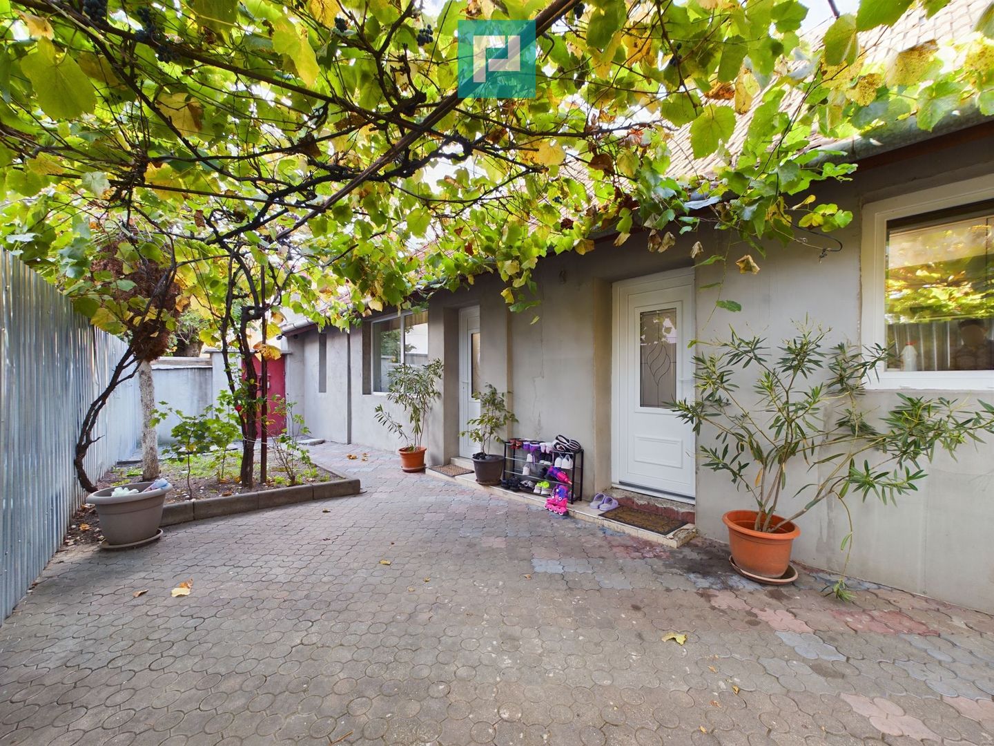 Casă la cheie în Uta - Poză 2