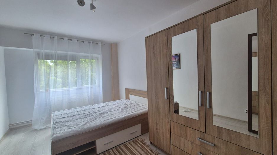 Intrare  Răcădău, apartament mobilat, liber la vânzare, însorit - Poză 2