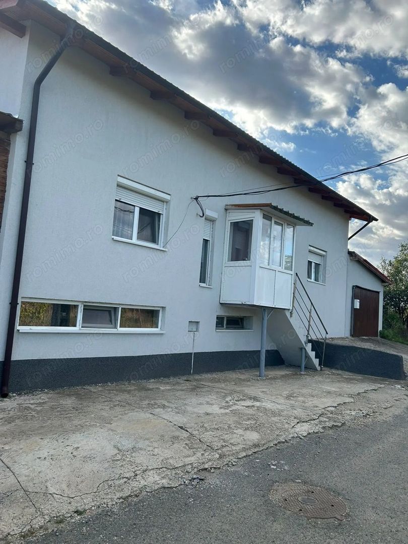 Casă de vânzare cu teren 920 mp - Poză 1