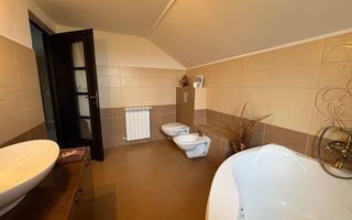 Casa cu 5 camere  I Curte 920 mp  I Tocile - Poză 12