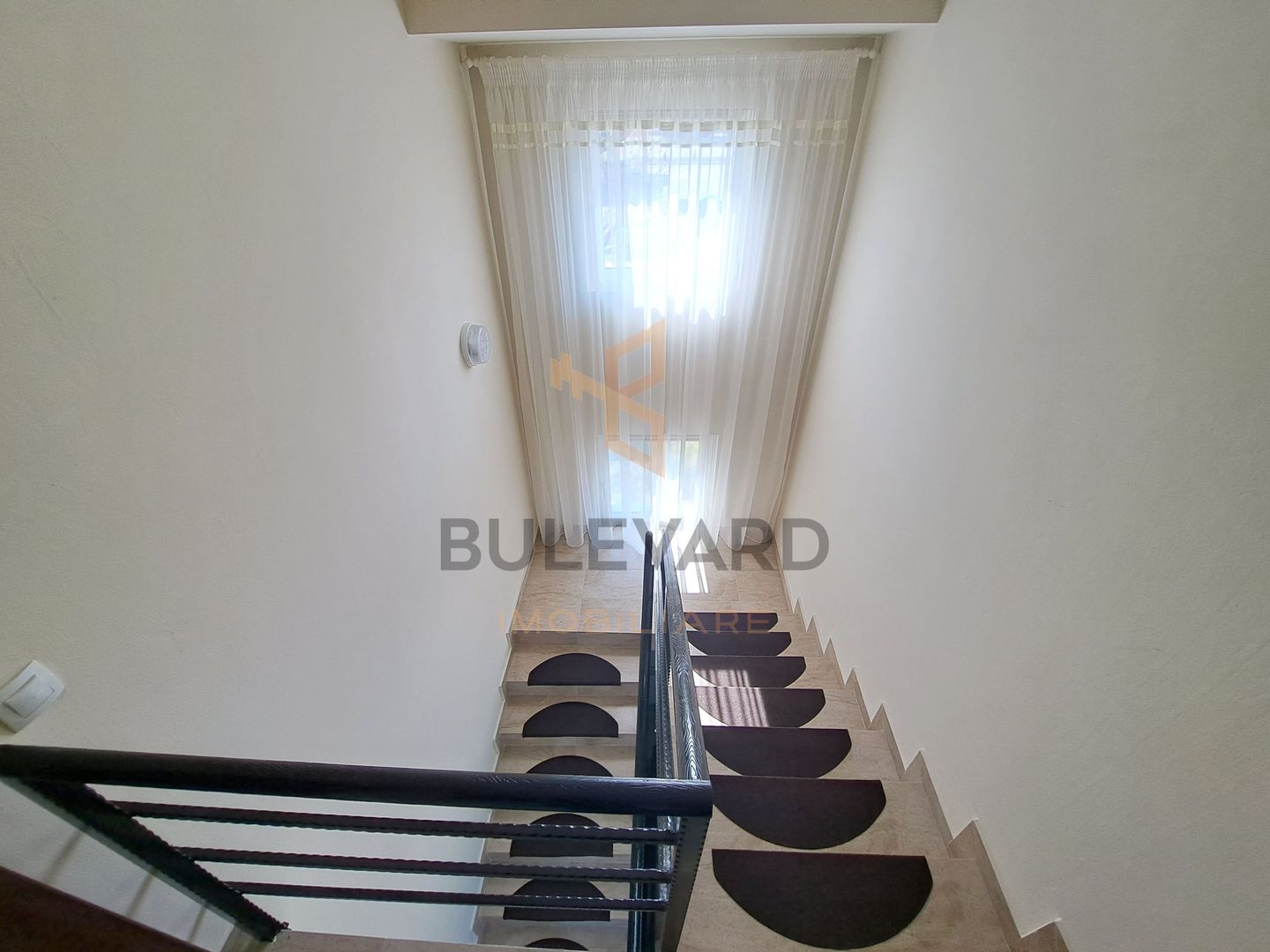 Comision 0! Casa 206 mp utili + pod 60 mp, 4 parcari, 304 mp teren - Poză 18