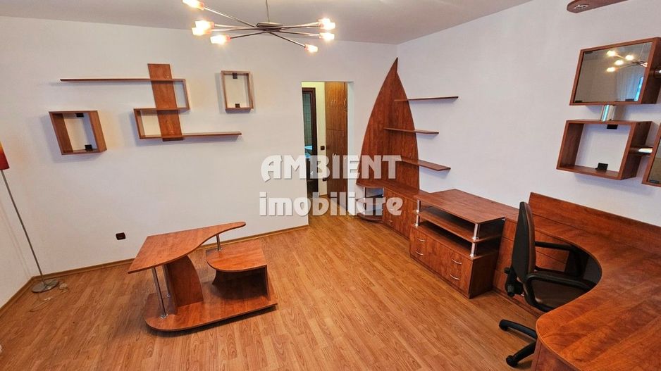Apartament cu 3 camere, etaj 1, zona CENTRU; - Poză 3