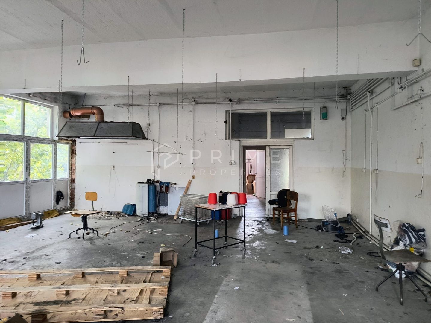 Clădire multifuncțională de vânzare – comerț, birouri și producție. - Poză 12