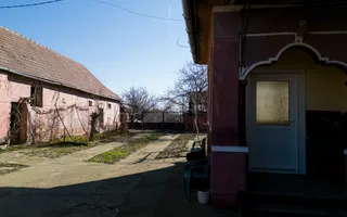 Casă cu teren generos de 2,880mp în Secusigiu - Poză 20