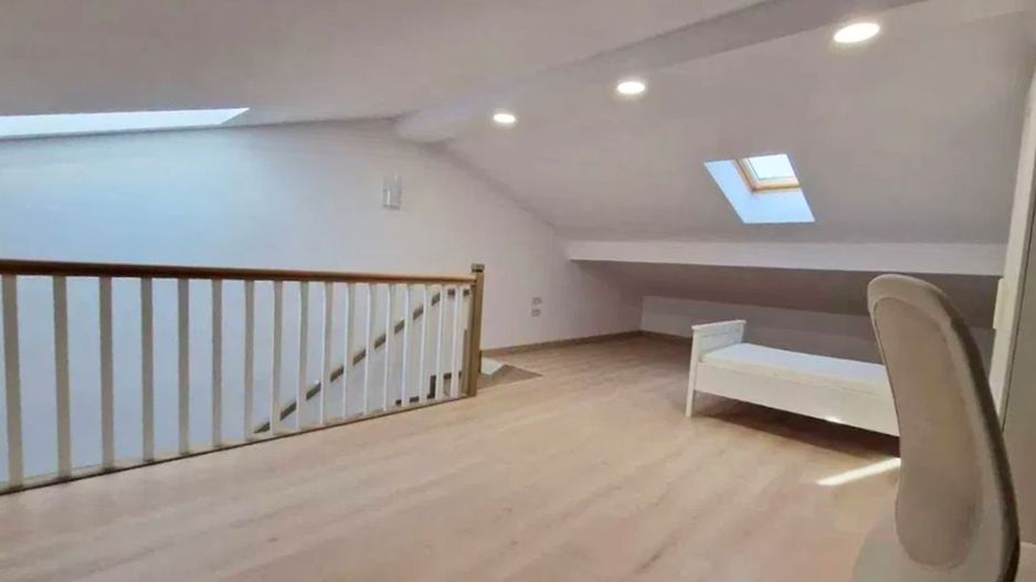 Inchiriere o casă tip duplex spațioasă și bine compartimentată - Poză 5