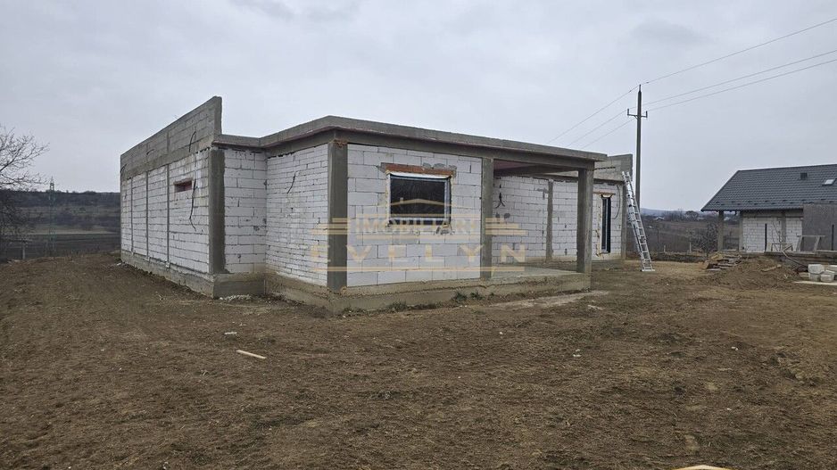 Casa la rosu de vanzare situata in Manolesti , pret 100.000 euro neg ! - Poză 4