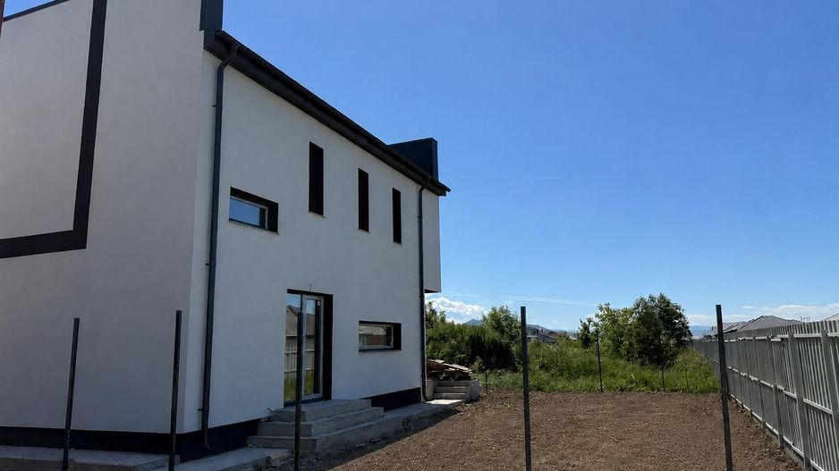 Casa individuala la 4 km de Brasov - Poză 1