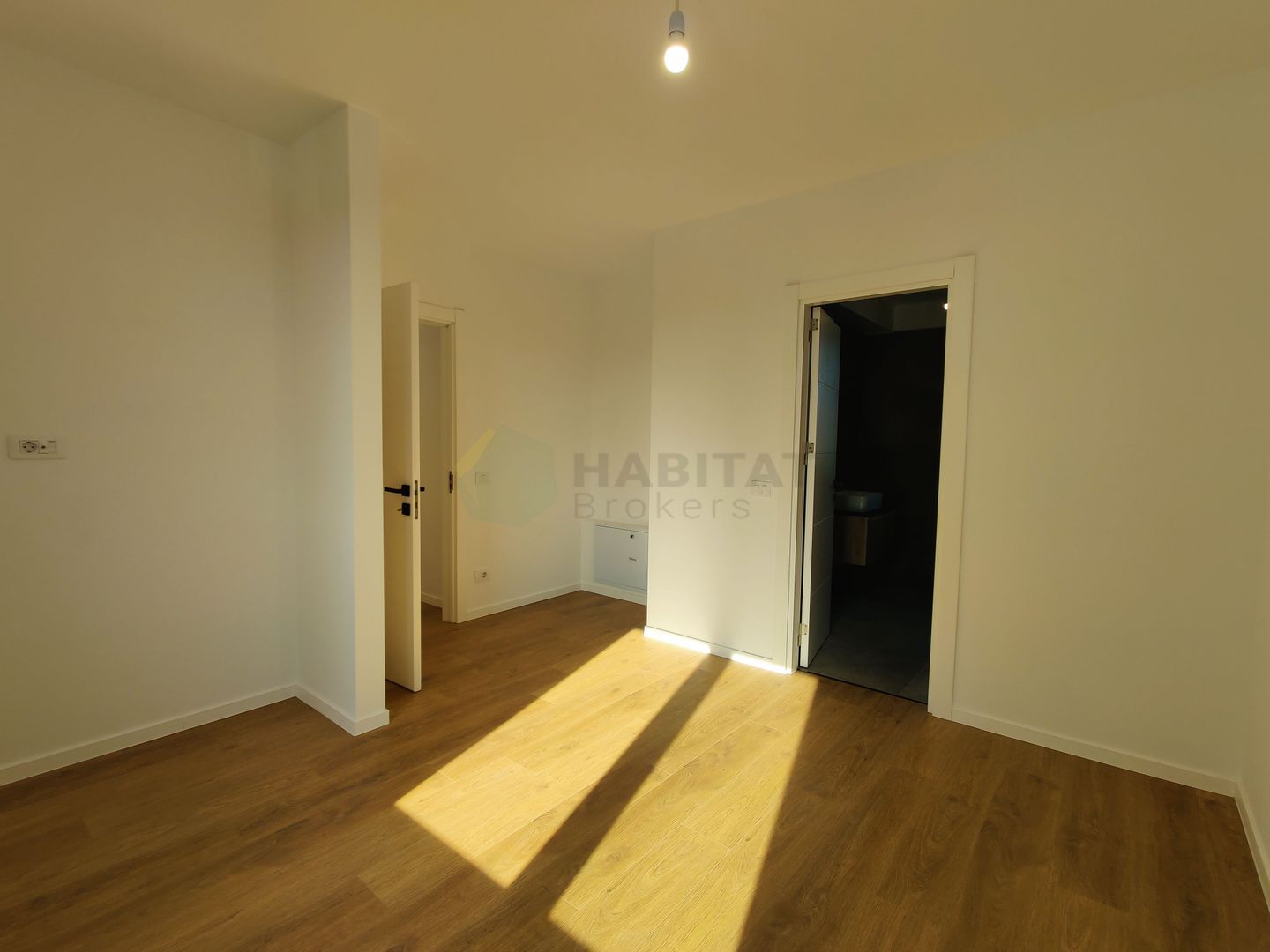 Apartament cu gradina proprie, doua locuri de parcare, gata de mutat - Poză 11
