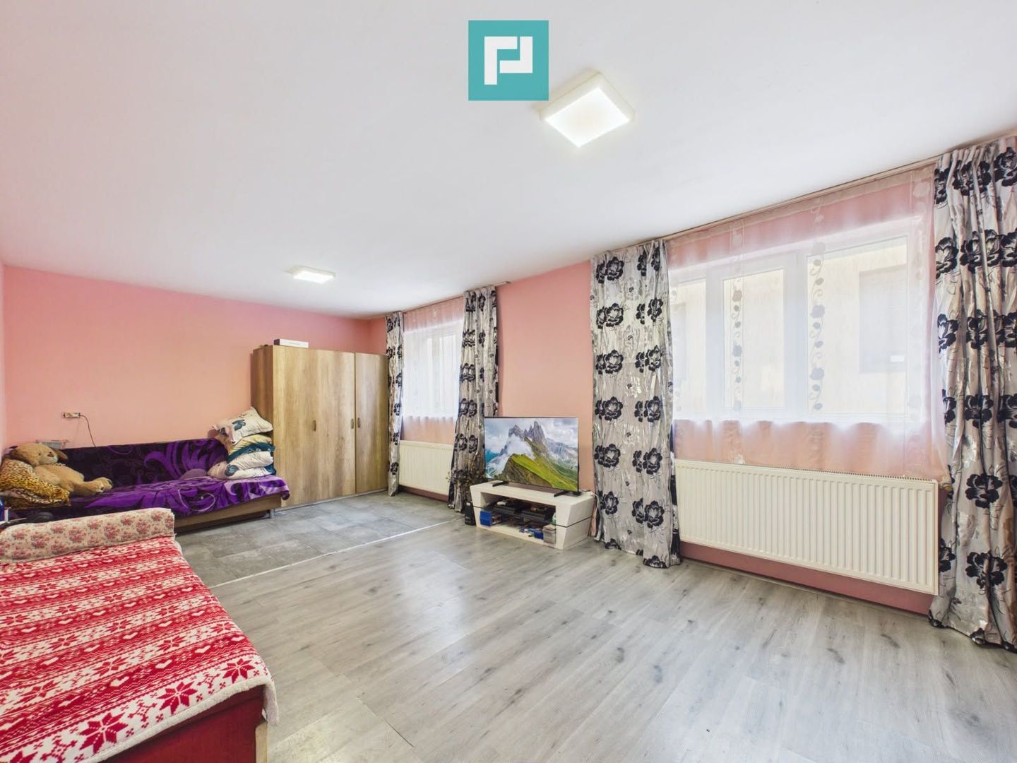 Casă P+E cu două apartamente, zona Drăgășani - Poză 4