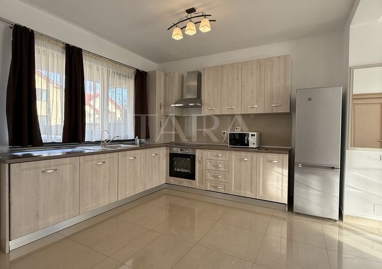 Duplex modern cu grădină amenajată în Europa - Poză 1