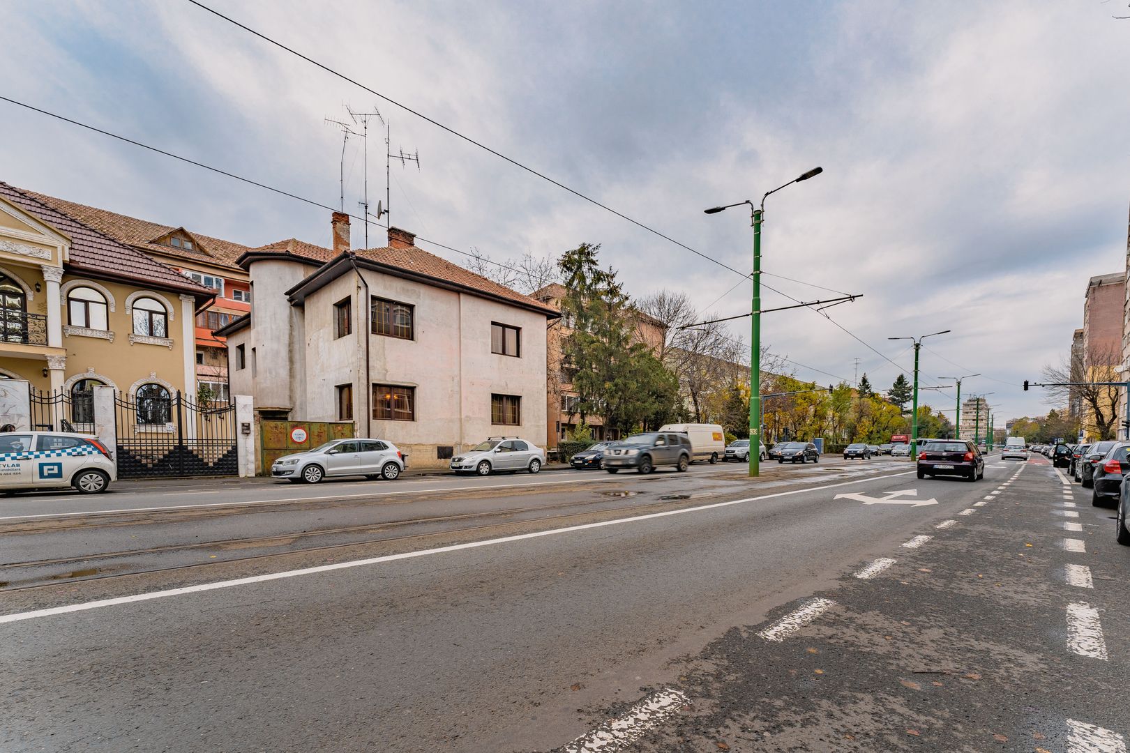 Vilă situată pe Calea Romanilor - Poză 1
