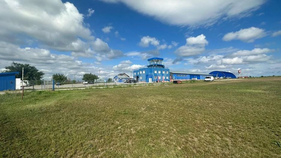 Aerodromul Horesti 24 ha teren + 1400 m2 hangare și 550 m2 cladire administrativa - Poză 2