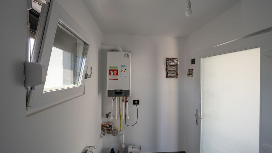 CASA TIPLA, Racordata la toate Utilitățile ! Domnești ! - Poză 17