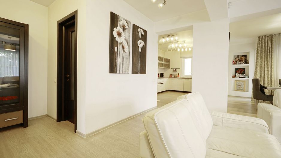 Brancoveanu  P+2, 8 cam, 6 dormitoare, 6 bai, 3 garaje teren 650 mp - Poză 20