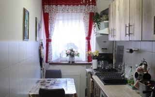 Spațiu și confort – apartament cu 3 camere decomandat în zona Florilor - Poză 1