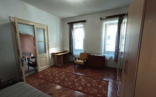 Apartament renovat, curte comună îngrijită, zona Podul Traian. - Poză 3