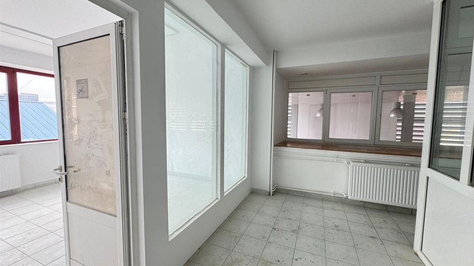 Spatii comerciale moderne de inchiriat, in cladire recent renovata - Poză 16