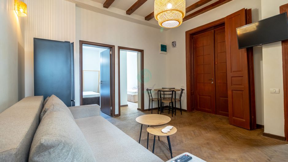 Vila interbelica AIRBNB "la cheie" - Poză 1